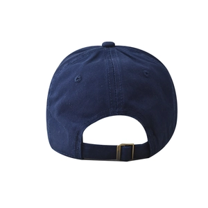 Detalle trasero de gorra de algodón azul marino con hebilla metálica ajustable