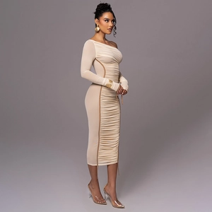 Vue latérale de la robe midi beige moulante avec patchwork en mesh et design à une épaule