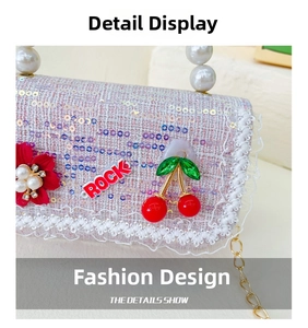 Detail der rosa Pailletten-Tweed-Tasche für Mädchen mit Perlengriff und Kirsch-Deko
