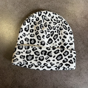 Vista dall'alto dettagliata del berretto in maglia jacquard leopardata con tessuto spesso