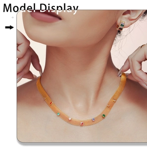 Gros plan d'un ensemble collier et boucles d'oreilles en maille dorée avec zircons colorés