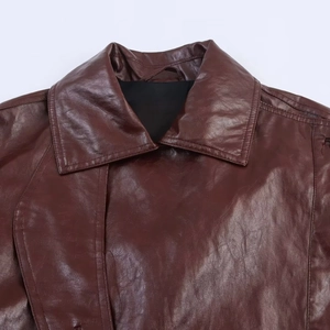 Veste ample pour femme en similicuir bordeaux avec col à revers et fini brillant