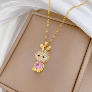Detailaufnahme einer goldenen Hasenhalskette mit rosa und klaren Kristallsteinen