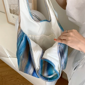 Vue détaillée du grand sac cabas montrant la doublure intérieure et les deux poches