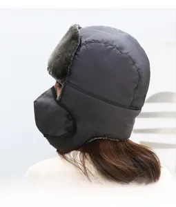Détail d'une chapka grise avec doublure en fausse fourrure et masque intégré