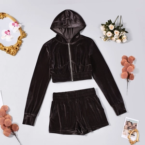 Detail-Flat-Lay eines braunen Samt-Zweiteilers mit Kapuzenjacke und Shorts