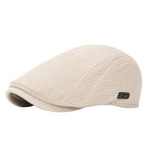 Béret classique beige pour hommes avec texture gaufrée et petit logo latéral