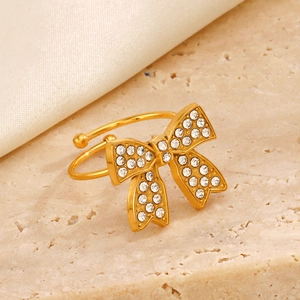 Anello a fiocco in acciaio placcato oro 18K con zirconi su base in pietra naturale