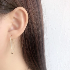 Minimalist S925 sterling silver golden paperclip shape drop earrings worn by a model