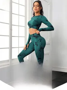Détail d'un ensemble de yoga tie-dye sans couture avec haut court à manches longues et legging