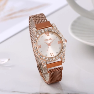 Détails de la lunette sertie de cristaux et du bracelet milanais de la montre Amadi