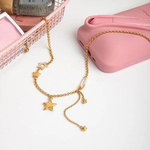 Dettaglio della collana in acciaio inossidabile 18k con ciondoli a stella e cristalli