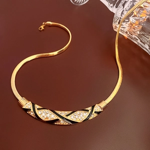 Detail der Vintage Goldkette mit schwarzem Emaille-Tropfen, Strass und Schlangenkette