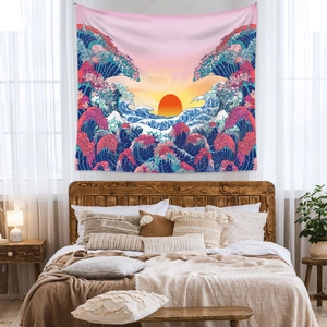 Dettaglio di un arazzo con onde Ukiyo-e appeso sopra un letto in una camera accogliente