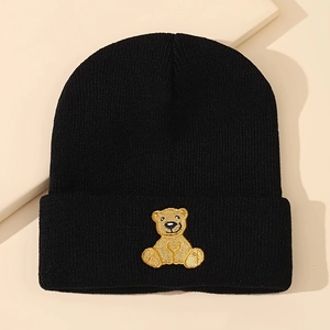 Bonnet en tricot noir classique avec broderie d'ours jaune mignonne sur le revers souple