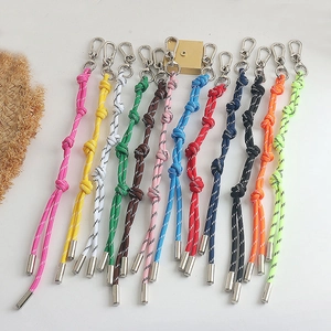 Detailweergave van veelkleurige gevlochten paracord-hangers met metalen karabijnhaak