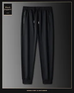 Detalle de joggers negros con cintura elástica con cordón y bolsillos con cremallera
