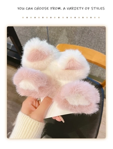 Dettaglio di fermagli per capelli a orecchie di gatto in peluche rosa e bianco