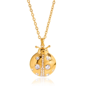 Luxueux collier pendentif coccinelle dorée avec zircons scintillants sur une chaîne fine