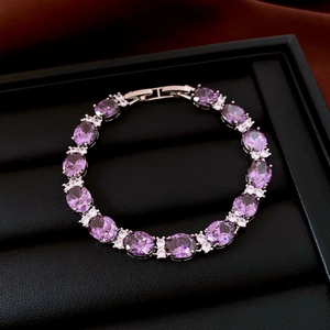 Gros plan détaillé d'un bracelet en argent avec des pierres de zircone ovales mauves