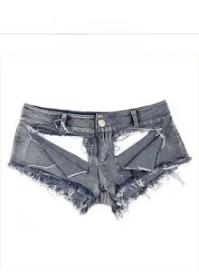Gros plan d'un short en jean bleu clair taille basse avec découpes et bords effilochés
