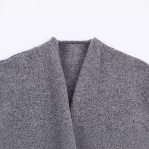 Elegante cappotto grigio in lana con design classico del bavero e trama del materiale