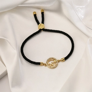 Détail du bracelet arbre de vie noir tressé avec boucle coulissante dorée réglable