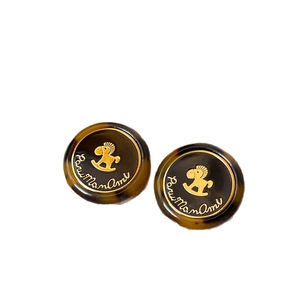 Boucles d'oreilles rétro en résine ambre écaillée avec motif cheval à bascule doré