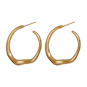 Minimalist twisted geometric golden hoop earrings with irregular circular design