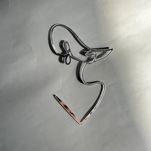 Decorazione per torta in acrilico con viso di donna astratto minimalista, dettaglio profilo arte.