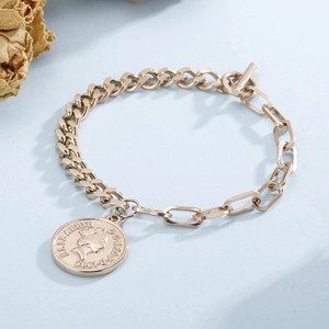Détail du bracelet pièce d'or avec pendentif Elizabeth II et fermoir à bascule OT