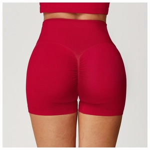 Detailansicht der roten Yoga-Shorts mit Rippstruktur und Push-Up-Effekt am Gesäßbereich