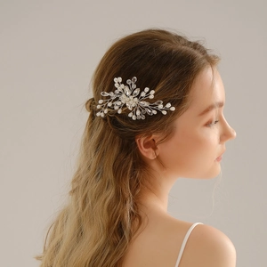 Dettaglio di un pettine per capelli da sposa con perle e strass sui capelli