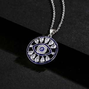 Collana in argento con occhio smaltato blu e zirconi lucenti su sfondo scuro