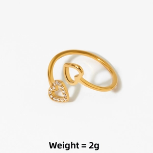 Détail de la bague coeur dorée avec pavé de zircons et indication du poids de 2g