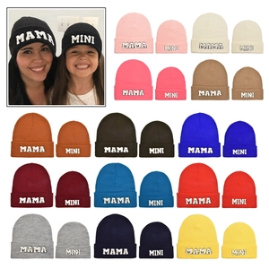Layout a matrice che mostra 14 colori di berretti in maglia genitore-figlio con patch MAMA e MINI