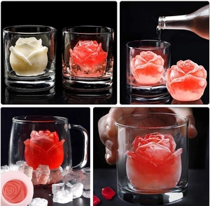 Makroaufnahme einer 3D-Rosen-Silikonform mit realistischen Eisblumen für Getränke