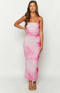 Détail de la robe bustier rose dégradé avec fronces amincissantes et texture florale