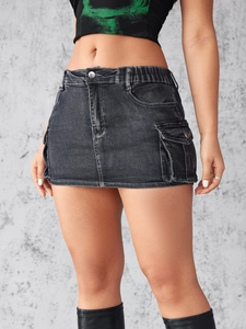 Detailansicht des schwarzen Jeansrocks mit hoher Taille, Cargo-Seitentaschen und Metallknöpfen