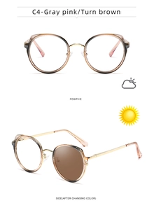 Détail de monture de lunettes photochromiques passant du gris-rose au brun sous rayons UV