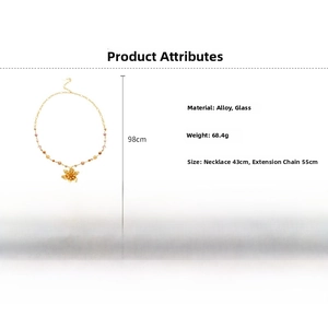 Détail du collier à fleurs perlé montrant la longueur de 98cm et les matériaux