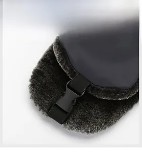 Détail de la boucle réglable et de la doublure en fourrure synthétique d'une chapka grise