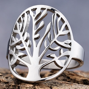 Macro d'une bague Arbre de Vie en argent en acier inoxydable sur fond en bois rustique