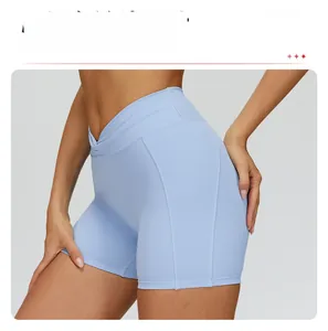 Dettaglio degli shorts da yoga a vita alta con fascia a V incrociata e cuciture laterali blu