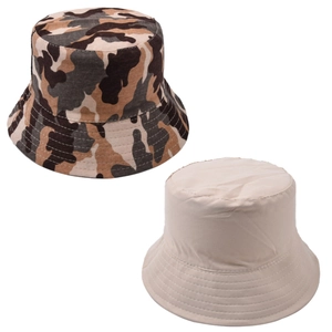 Détail de bobs camouflage et beige montrant les coutures renforcées sur le bord du chapeau
