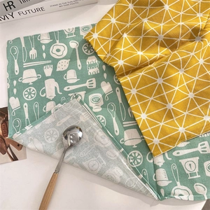 Détail de sets de table isolés vert menthe et jaune gingembre avec motifs et textures cuisine