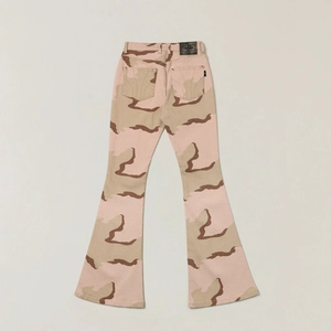 Makro-Detail der ausgestellten Jeans mit Camouflage-Muster, Gesäßtaschen und hohem Bund