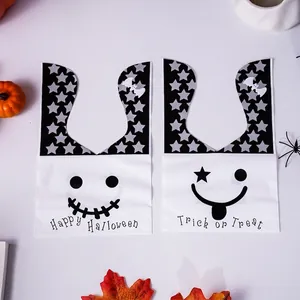 Dettaglio di sacchetti regalo di Halloween con viso di fantasma e orecchie