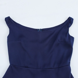 Robe sans manches bleu marine élégante avec encolure bateau et fermeture éclair invisible