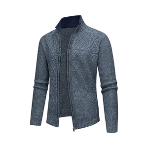 Detailansicht der Rautenstrickstruktur und des Reißverschlusses an grauer Herrenjacke